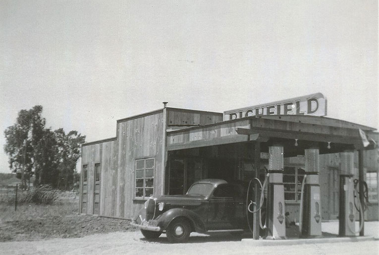 Original-Carls-Bar-Gas-Station-approx-1936-1939